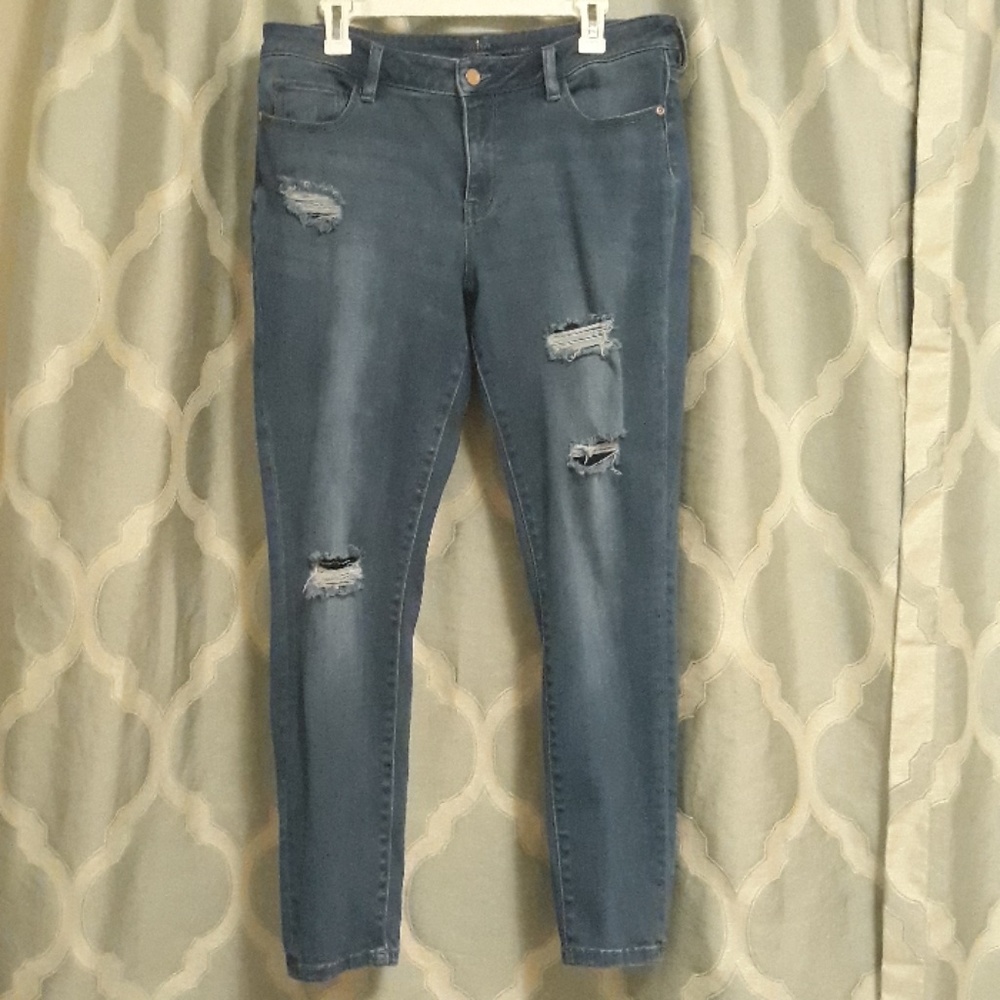 NY & Co curvy legging destroyed Soho jeans